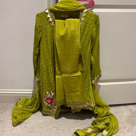Lime green Ansab Jahangir 3 piece size small Pakistani eid outfit. - Picture 2 of 9